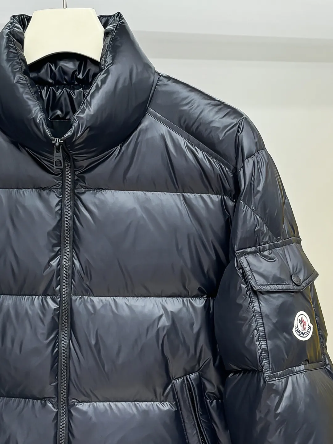MON 26 Levitha 。 Premium 。 Super Laqué ， 。 ， ， —— ， 。 ， Classic 。 ， Moncler Maya ， Classic ， ， 。 ， 、 ， 。 。 ， Luxury ， ， Premium 。 25061Size ： 0 : 50cm- 112cm- 61cm- 70 1 : 51cm- 116cm- 62cm- 71 2 : 52cm- 120cm- 63cm- 72 3 : 53cm- 124cm- 65cm- 73 4 : 54cm- 128cm- 67cm- 74 5 : 55cm- 132cm- 69cm- 75 Size ：（ 0 ） 174-140 ， 2 ！ 130 1 ，130-145 2 ，145-160 3 ，160-175 4 ，175-190 5 ！